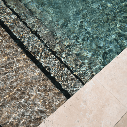 pierre naturelle autour de cette piscine à Nîmes dans le Gard réalisé par un pisciniste d'exception