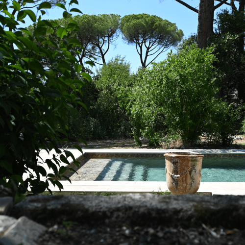 Cette piscine en béton armé sur la commune de Nîmes montre toute la beauté des piscines dans le sud